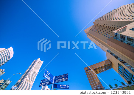 日本橫濱城市景觀,櫻木町站前。橫濱地標塔、十字門、標誌等的景觀。 日本橫濱城市景觀,櫻木町站前。橫濱地標塔、十字門、標誌等的景觀。 123343991
