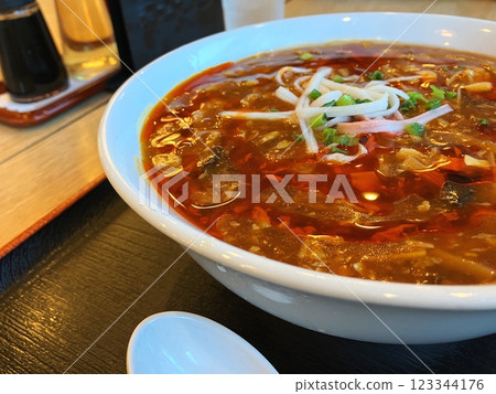 熱騰騰的酸辣麵 酸辣麵套餐 熱騰騰的酸辣麵 酸辣麵套餐 123344176