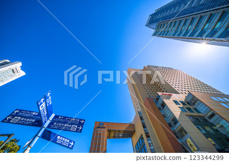 日本橫濱城市景觀，櫻木町站前。橫濱地標塔、十字門、標誌等的景觀。 123344299