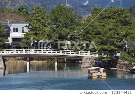 Horikawa sightseeing boat sailing on the water (Matsue City) Horikawa sightseeing boat sailing on the water (Matsue City) 123344451