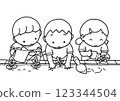 三個孩子在花壇裡種幼苗 123344504