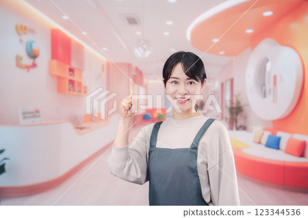 在托兒所工作的年輕女性 在托兒所工作的年輕女性 123344536