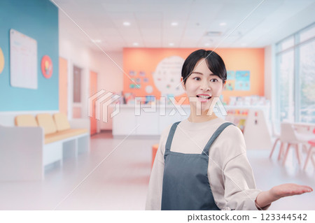 在托兒所工作的年輕女性 123344542