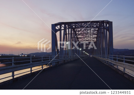 霞橋與高橋川的風景：黃昏的鐵橋與第一顆星星 123344931