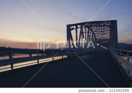 霞橋和高橋川的風景、晚景、鐵橋的輪廓 123345209
