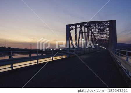 霞橋和高橋川的風景、晚景、鐵橋的輪廓 霞橋和高橋川的風景、晚景、鐵橋的輪廓 123345211