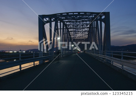 霞橋和高橋川的風景、晚景、鐵橋的輪廓 123345215