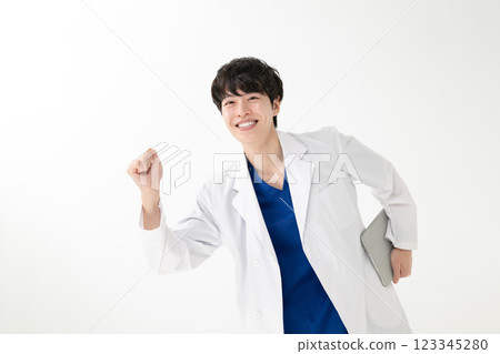 一位年輕的男醫生握緊拳頭 123345280