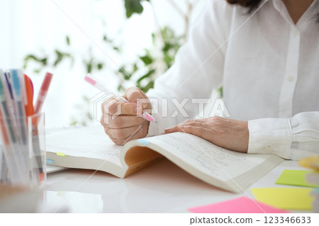 一位中年婦女學習的手 一位中年婦女學習的手 123346633