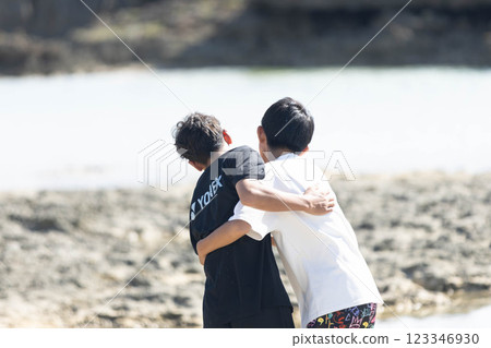 Children playing together 123346930