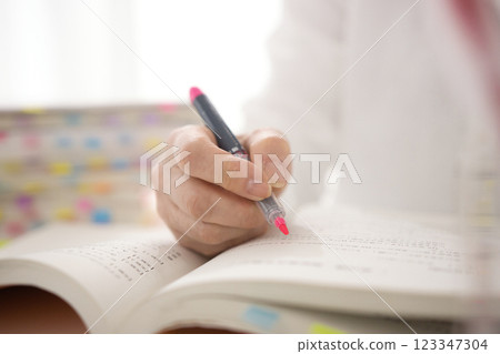 一位中年婦女學習的手 123347304