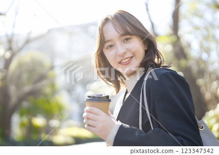 穿著西裝走的年輕女商人 123347342