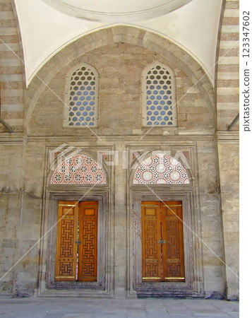 Mosque entrance 123347602