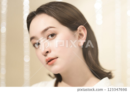 中長髮年輕女性的美麗形象 123347698