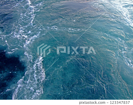 Trembling sea 123347837