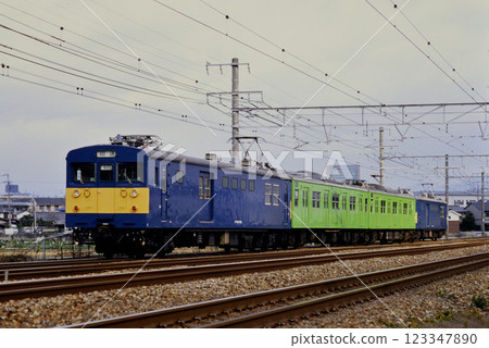 2006: Kumoya 145 sandwich 103 series train running on the Tokaido Line 123347890