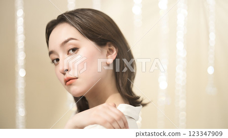 中長髮年輕女性的美麗形象 123347909