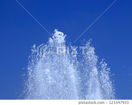 Fountain spray 123347933