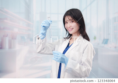 一位身穿白大褂的女研究員在進行實驗 123348064