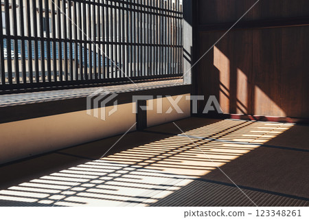 Old Japanese building with lattice windows and tatami room 123348261