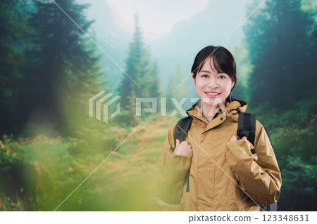 享受登山運動的年輕女子 123348631