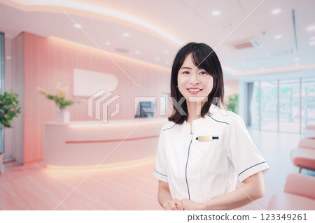 在診所接待處工作的年輕女人 在診所接待處工作的年輕女人 123349261