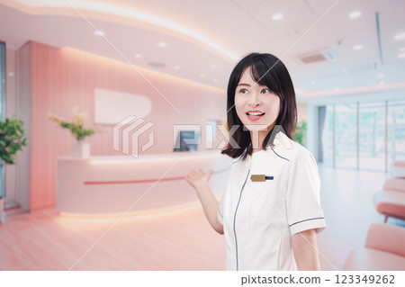 在診所接待處工作的年輕女人 在診所接待處工作的年輕女人 123349262