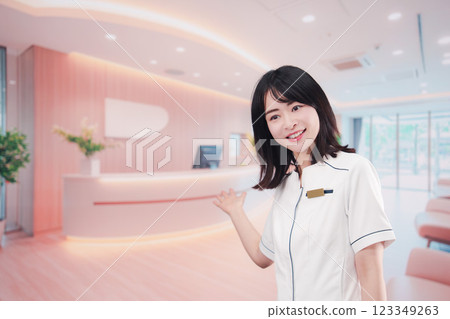 在診所接待處工作的年輕女人 123349263