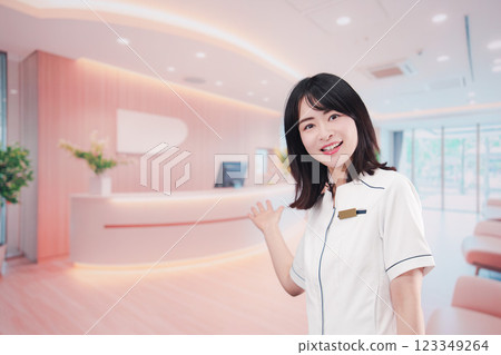 在診所接待處工作的年輕女人 123349264