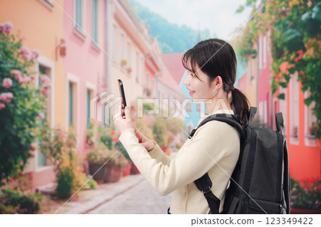 在歐洲城市旅行的年輕女子 123349422