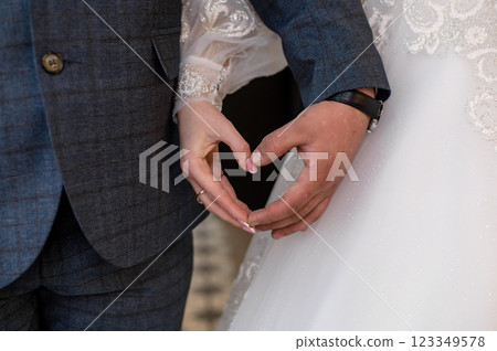 The hand of the bride and groom make the heart The hand of the bride and groom make the heart 123349578
