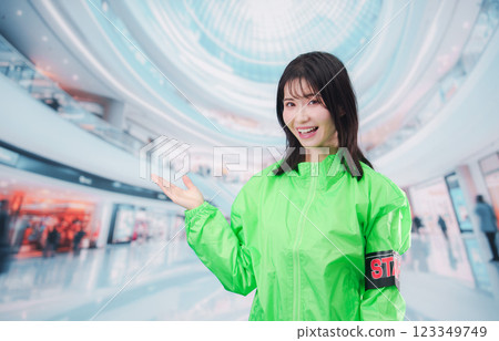 活動工作人員在購物中心引導顧客 123349749