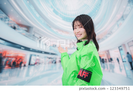 活動工作人員在購物中心引導顧客 123349751