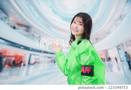 活動工作人員在購物中心引導顧客 活動工作人員在購物中心引導顧客 123349753