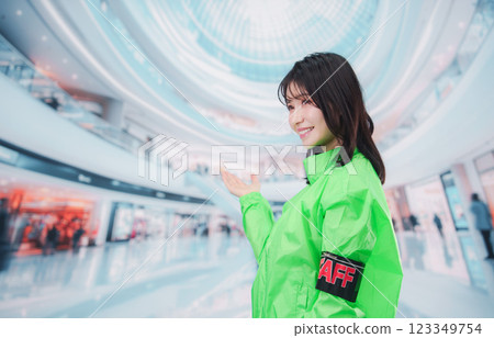 活動工作人員在購物中心引導顧客 123349754