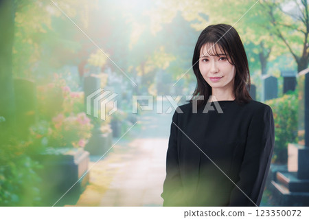 一名身著喪服的婦女去掃墓 一名身著喪服的婦女去掃墓 123350072