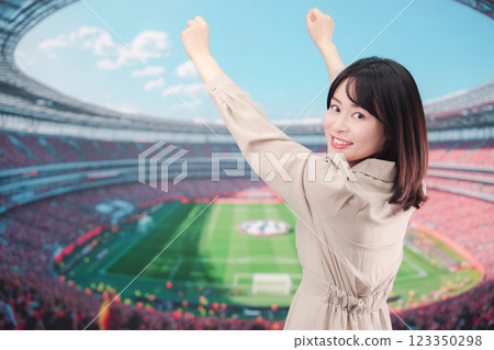 年輕女子在體育場歡呼 年輕女子在體育場歡呼 123350298