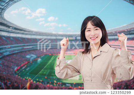 年輕女子在體育場歡呼 123350299