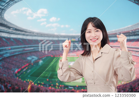 年輕女子在體育場歡呼 年輕女子在體育場歡呼 123350300