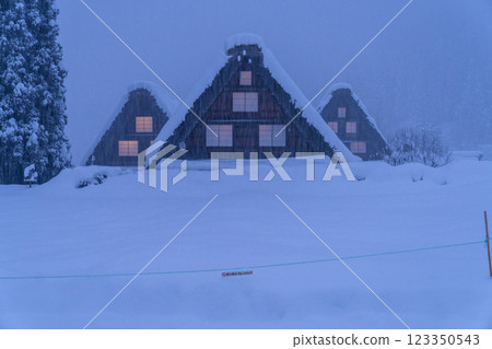 《Gifu Prefecture》 Snow-covered Shirakawa-go / winter gassho-zukuri village 《Gifu Prefecture》 Snow-covered Shirakawa-go / winter gassho-zukuri village 123350543