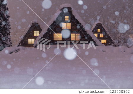 《Gifu Prefecture》 Snow-covered Shirakawa-go / winter gassho-zukuri village 123350562