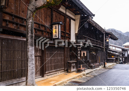<Nagano Prefecture> Snow falling in Tsumago-juku, a post town in Kiso 123350746