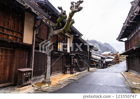 <Nagano Prefecture> Snow falling in Tsumago-juku, a post town in Kiso 123350747