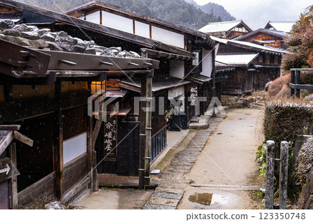 <Nagano Prefecture> Snow falling in Tsumago-juku, a post town in Kiso 123350748