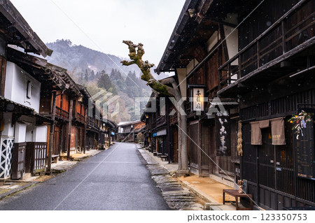 <Nagano Prefecture> Snow falling in Tsumago-juku, a post town in Kiso <Nagano Prefecture> Snow falling in Tsumago-juku, a post town in Kiso 123350753