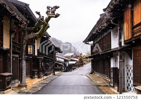 <Nagano Prefecture> Snow falling in Tsumago-juku, a post town in Kiso 123350758