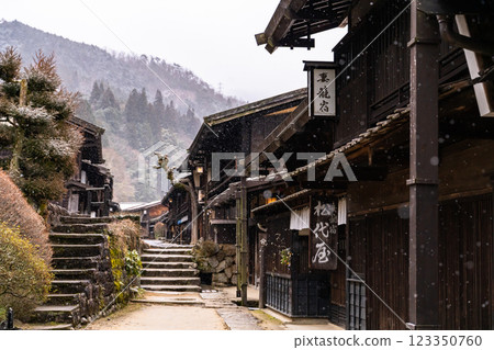 <Nagano Prefecture> Snow falling in Tsumago-juku, a post town in Kiso <Nagano Prefecture> Snow falling in Tsumago-juku, a post town in Kiso 123350760