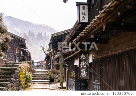 <長野縣>木曾的驛站町妻籠宿降雪 123350762