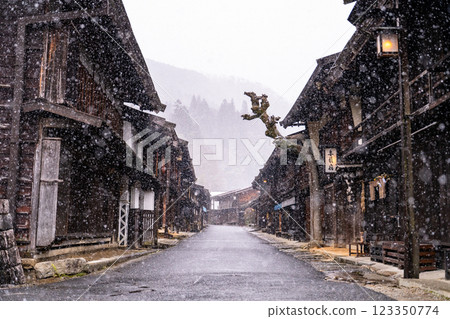 <Nagano Prefecture> Snow falling in Tsumago-juku, a post town in Kiso <Nagano Prefecture> Snow falling in Tsumago-juku, a post town in Kiso 123350774