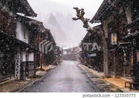 <長野縣>木曾的驛站町妻籠宿降雪 123350775